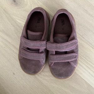 Zara size 25 toddler shoes- never worn.